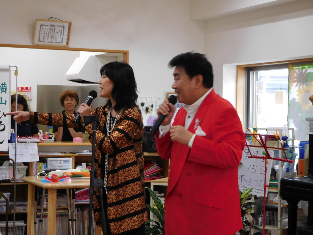 横山ひろしさん&春けいこさんによる夫婦漫才が始まりました♪