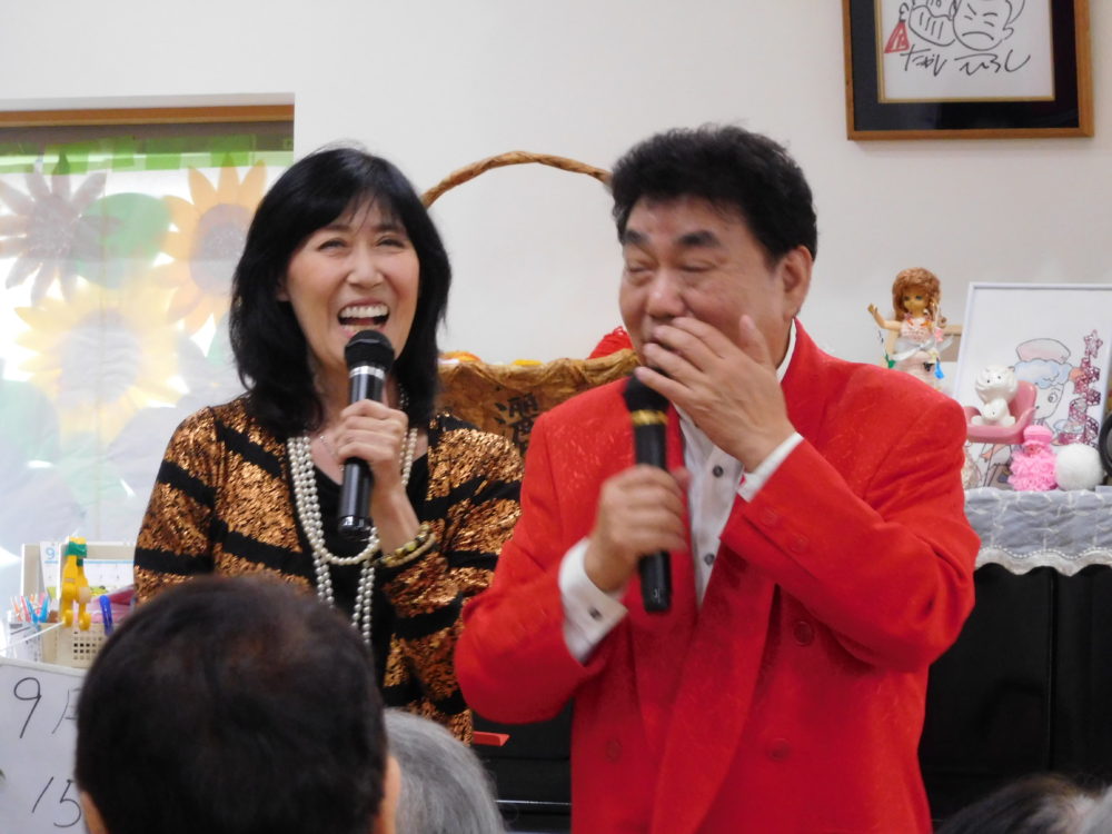 笑顏がこぼれる横山ひろしさんと春けいこさん