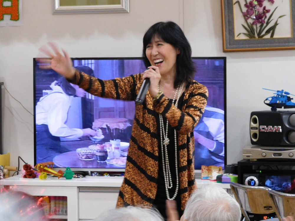 春けいこさん笑顏で熱唱♪