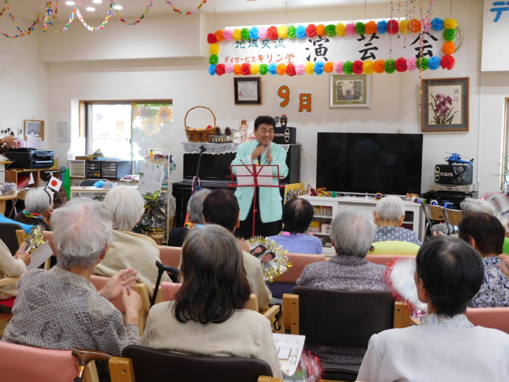 利用者のみなさんも横山ひろしさんの歌に手拍子♪