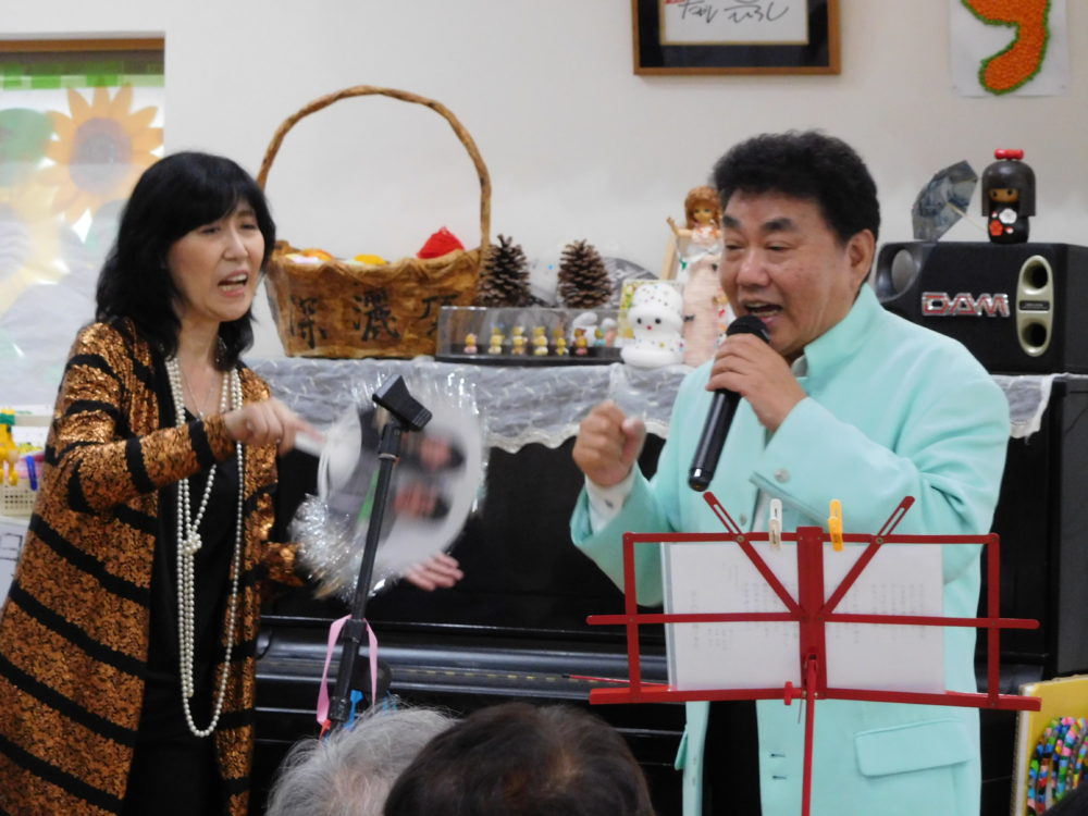 横山ひろしさんの歌を応援する春けいこさん