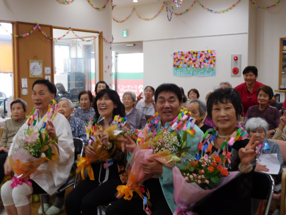 ゲストのみなさんと利用者のみなさんと職員で記念撮影